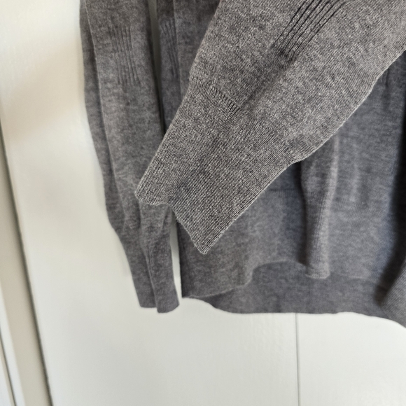 NWT Arach & Cloz Grey Super Soft Knit Top - Picture 5 of 9